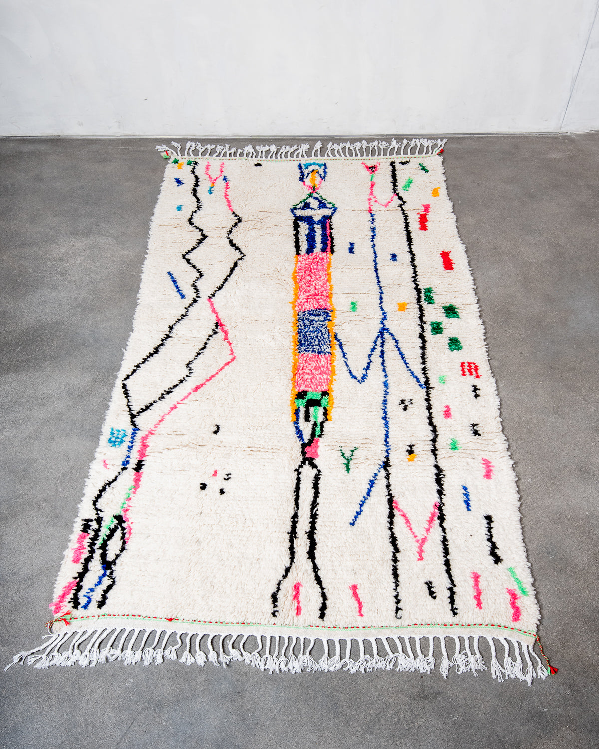 Modern designer handcrafted Berber rug from Morocco. Azilal rug with beautiful colors and patterns. Made of sheep’s wool and colourful cotton.